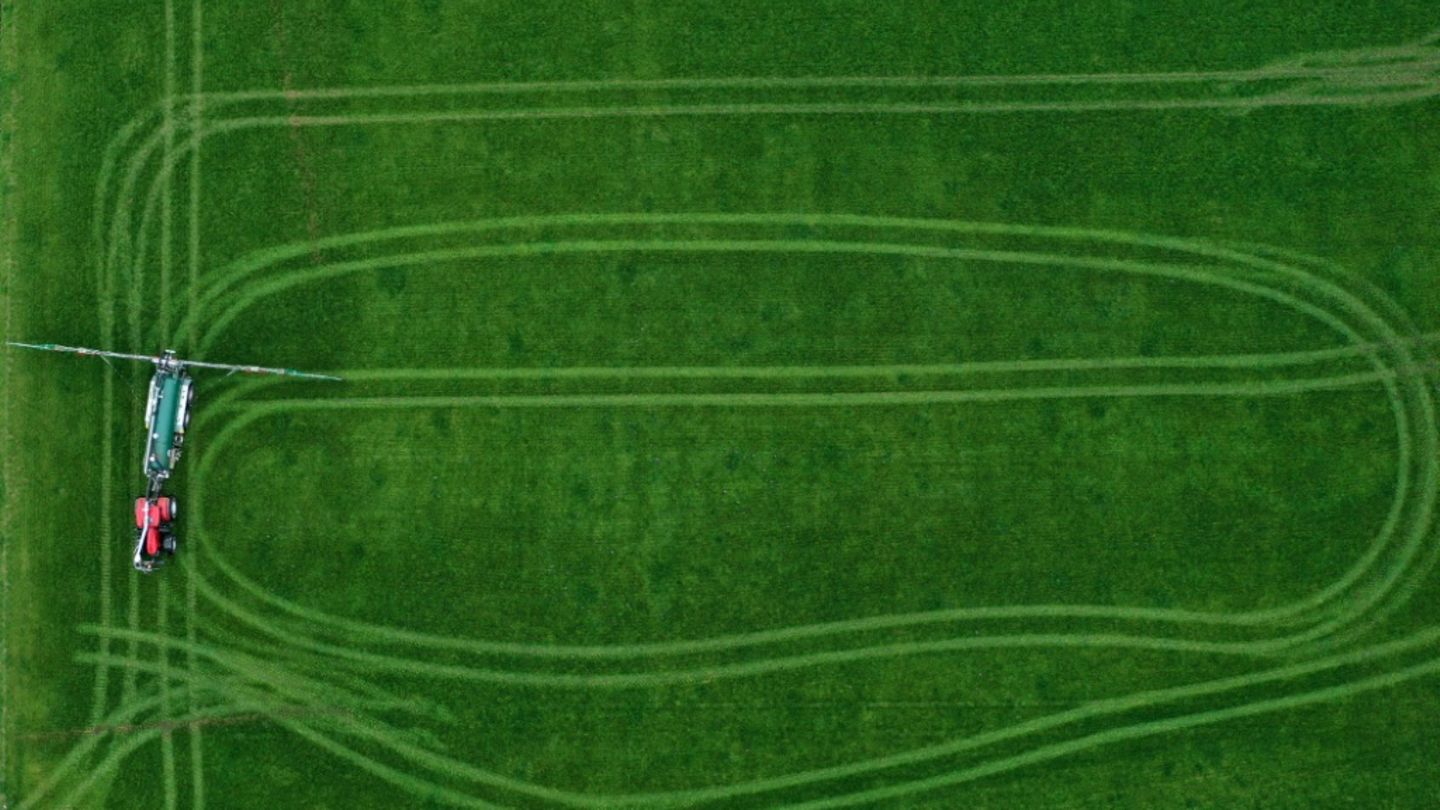 Landwirt beim Düngen auf einem Feld