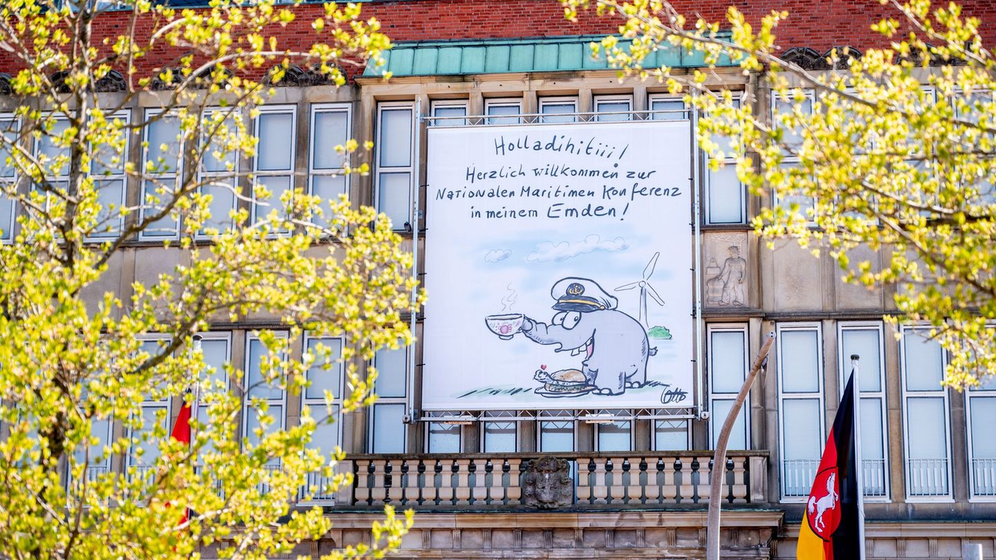 Das von Otto gezeichnete Banner soll später ins Ostfriesische Landesmuseum kommen. Foto: Hauke-Christian Dittrich/dpa