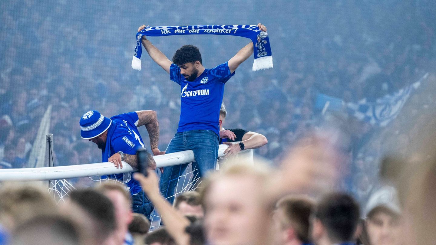 Solche Szenen soll es bei einem Schalker Aufstieg diesmal nicht geben. (Archivbild) Foto: David Inderlied/dpa