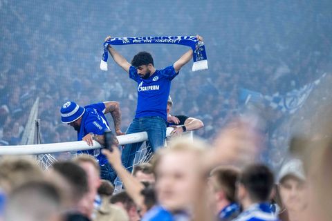 Solche Szenen soll es bei einem Schalker Aufstieg diesmal nicht geben. (Archivbild) Foto: David Inderlied/dpa