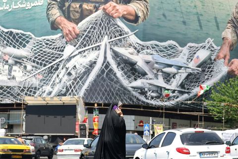 Plakat in Teheran zur geschlossenen Straße von Hormus