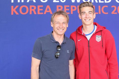 Jürgen Klinsmann und sein Sohn Jonathan begeistern sich beide für Fußball.