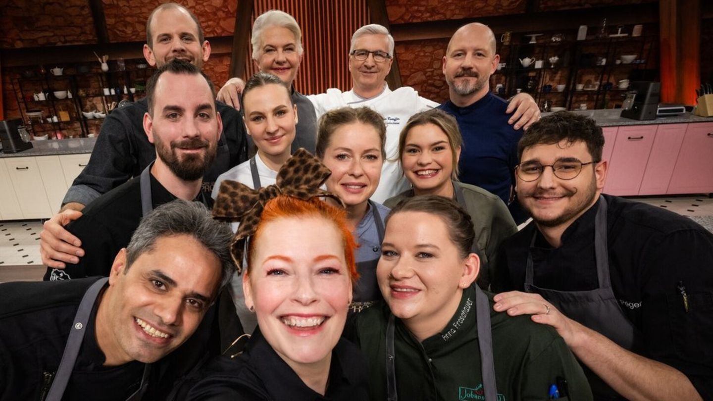 Enie van de Meiklokjes (v.M.) begleitet die Teilnehmer durch die TV-Show "Das große Backen - Die Profis".