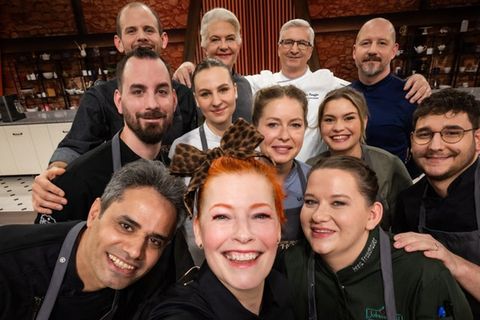 Enie van de Meiklokjes (v.M.) begleitet die Teilnehmer durch die TV-Show "Das große Backen - Die Profis".