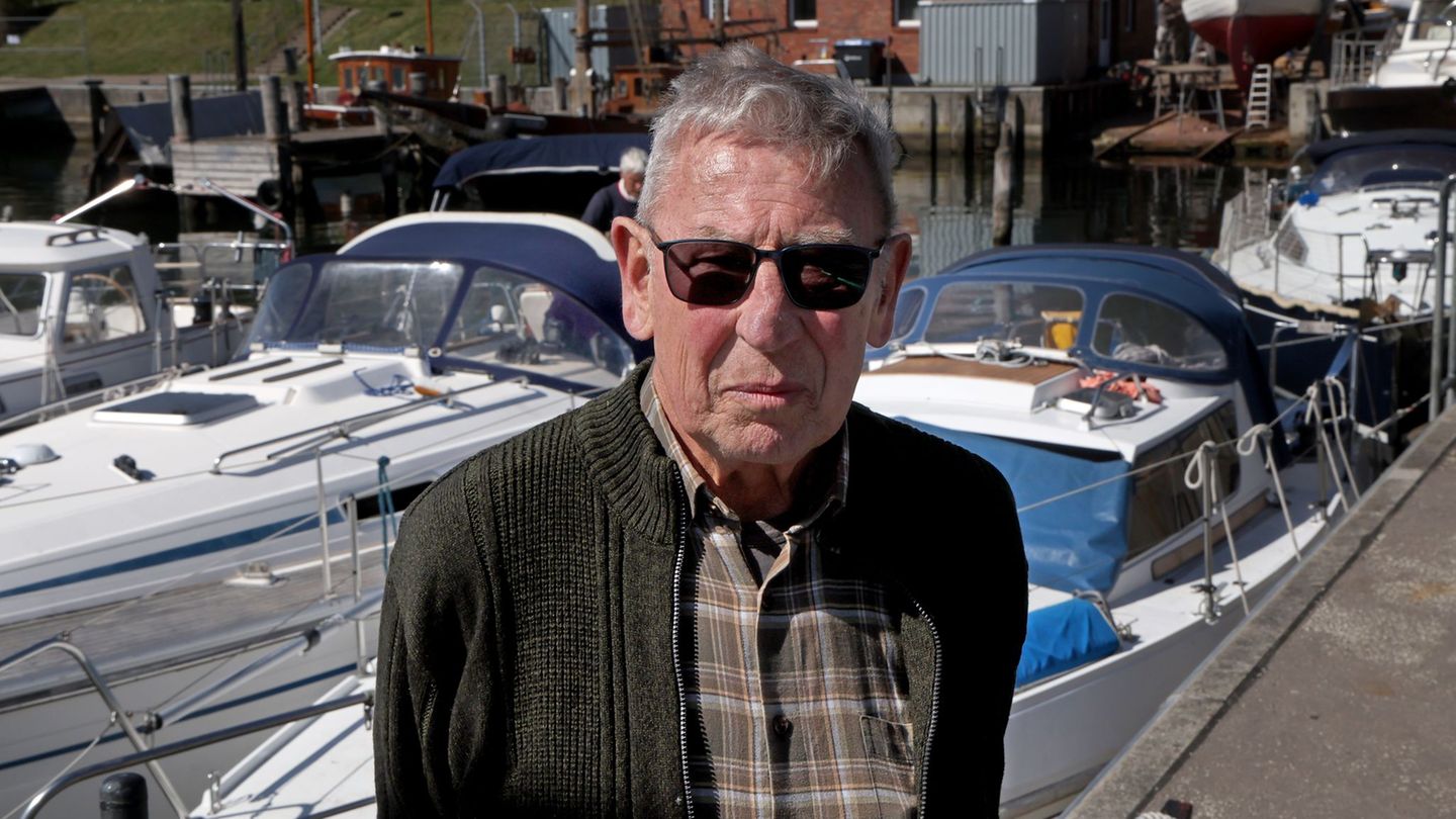 Peter Richter (80) aus Neukloster bringt am Mittwochmorgen sein Boot ins Wasser. Foto: Bernd Wüstneck/dpa