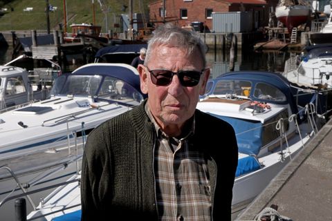 Peter Richter (80) aus Neukloster bringt am Mittwochmorgen sein Boot ins Wasser. Foto: Bernd Wüstneck/dpa