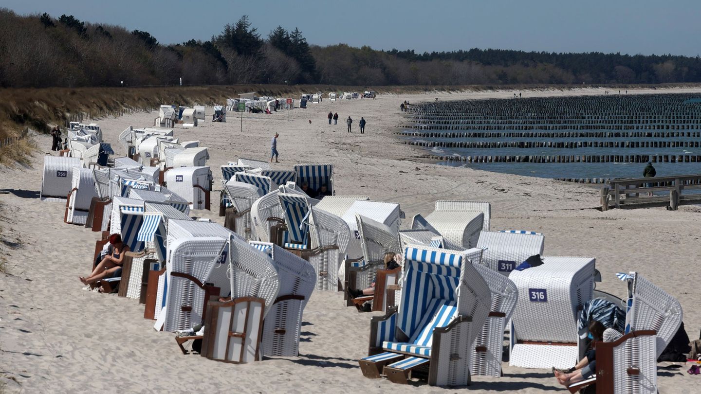 Die Aprilsonne lud zum Verweilen im Strandkorb ein. (Archiv) Foto: Bernd Wüstneck/dpa