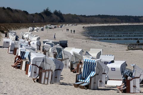 Die Aprilsonne lud zum Verweilen im Strandkorb ein. (Archiv) Foto: Bernd Wüstneck/dpa