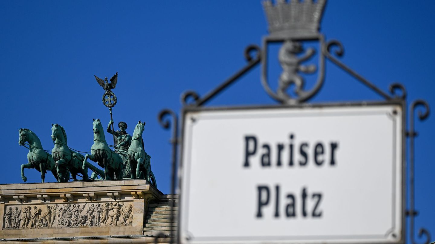 Polizeieinsatz: Entwarnung nach verdächtigem Fund am Brandenburger Tor