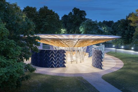 Der beleuchtete Serpentine Pavilion am Abend