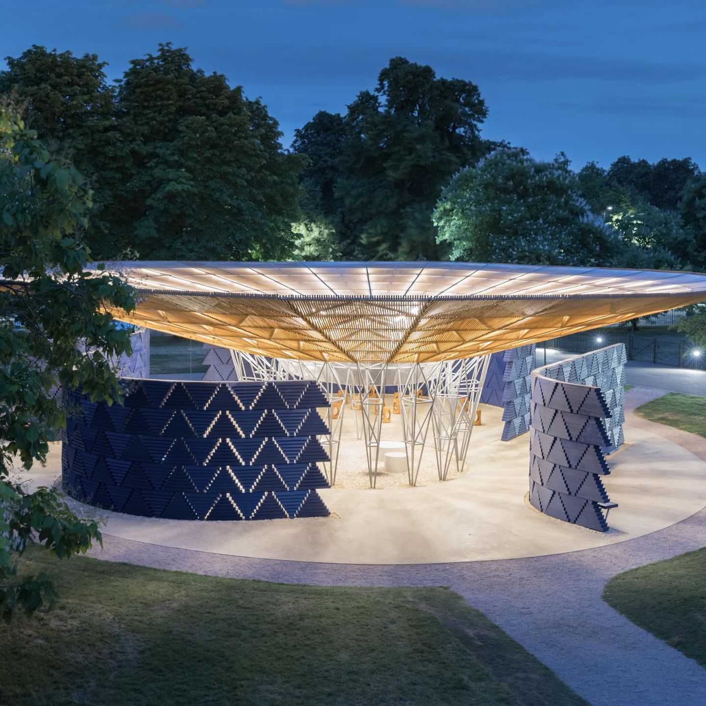 Der beleuchtete Serpentine Pavilion am Abend