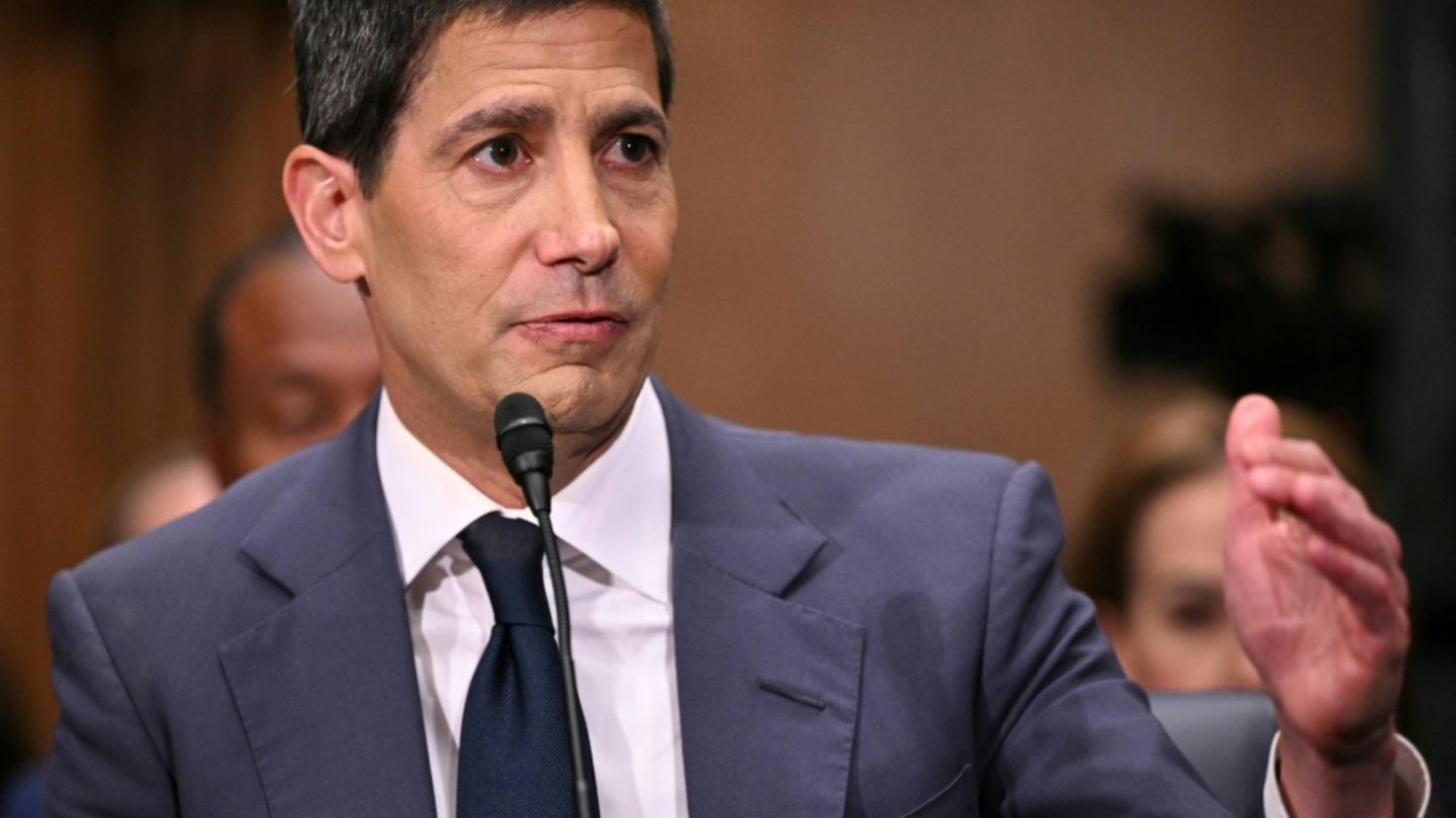 Kevin Warsh spricht im Bankenausschuss des US-Senats