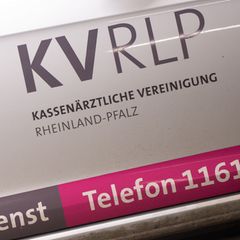 Die Kassenärztliche Vereinigung hält es für den falschen Weg, in Zeiten steigender Kosten Honorare für Ärzte einzufrieren. (Arch