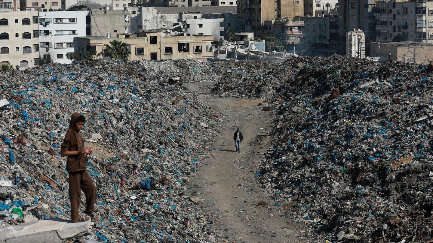 Gaza-Stadt, Gazastreifen. Der Jugendliche steht nicht etwa auf einem Berg Trümmer – wie man nach den massiven Angriffen auf Gaza vermuten könnte. Im Krieg wurde auch die Infrastruktur des Gazastreifens schwer beschädigt. Das führt – unter anderem – zu diesen riesigen Müllbergen. Die gefährden inzwischen die Gesundheit der Bewohner und erhöhen das Risiko von Infektionskrankheiten, einschließlich Hauterkrankungen.