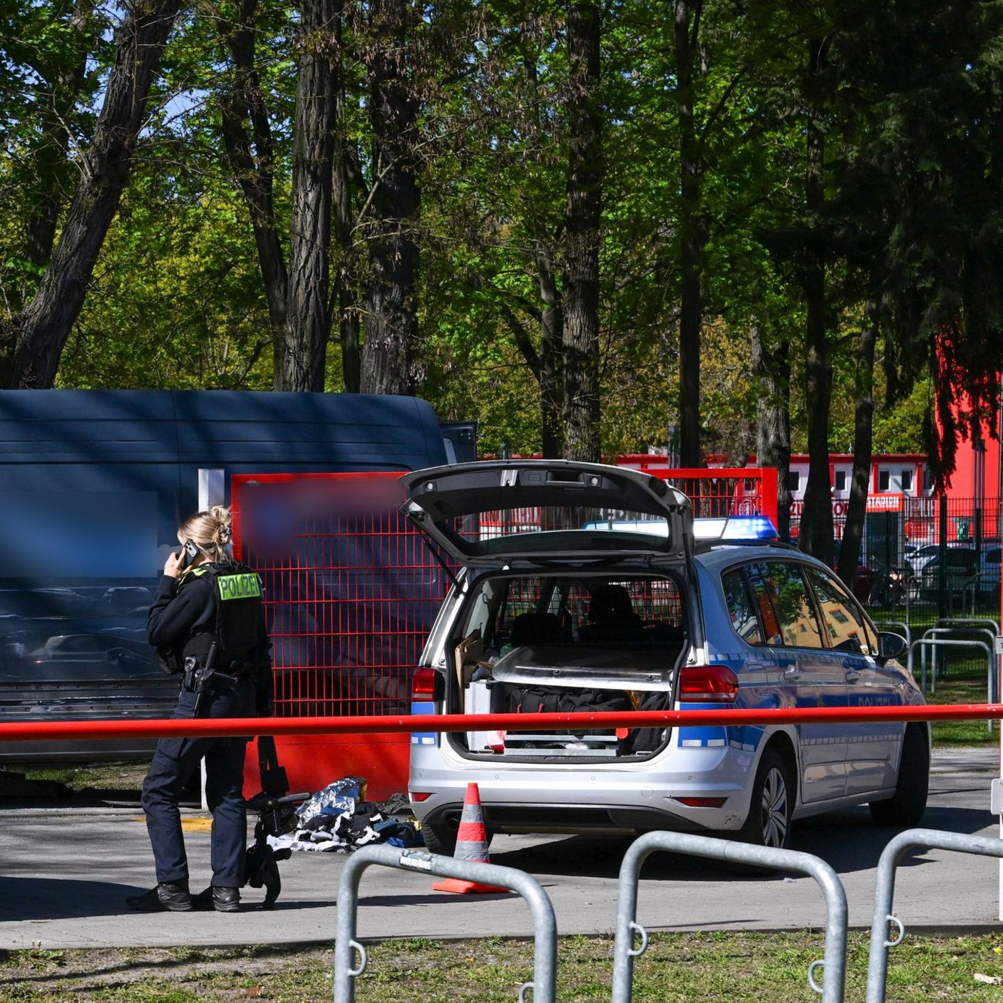 Die Polizei stoppt einen flüchtenden Autofahrer in Berlin unter anderem mit Schüssen