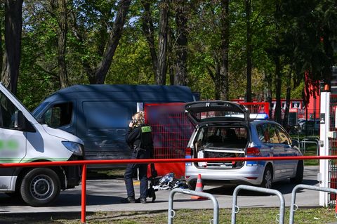 Die Polizei stoppt einen flüchtenden Autofahrer in Berlin unter anderem mit Schüssen