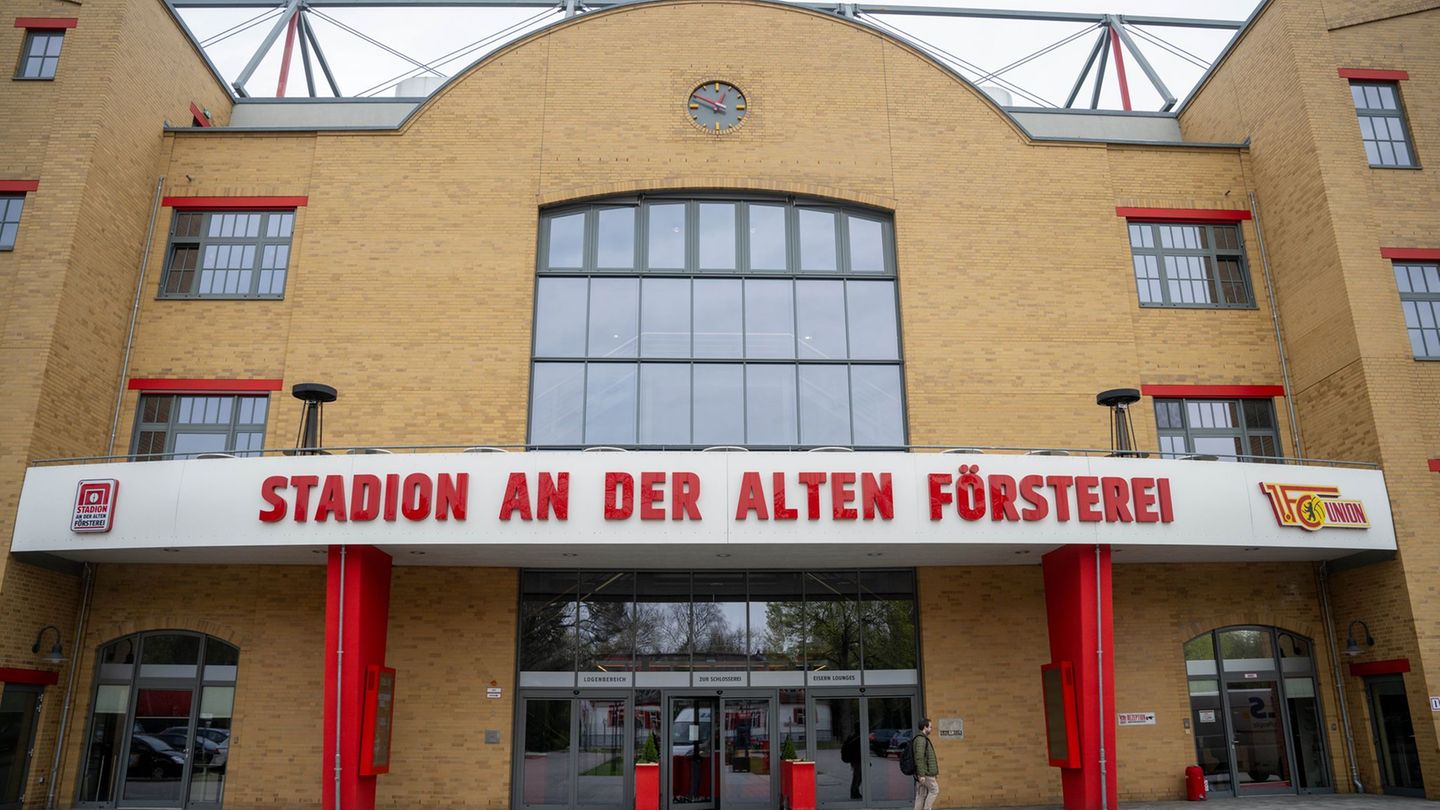 Neues Trainingszentrum: Fußballplatz auf dem Parkdeck: Union feiert Richtfest