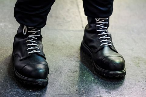 Schwarze Springerstiefel mit weißen Schnürriemen sind ein weit verbreitetes Symbol der rechtsextremen Szene. (Symbolbild) Foto: