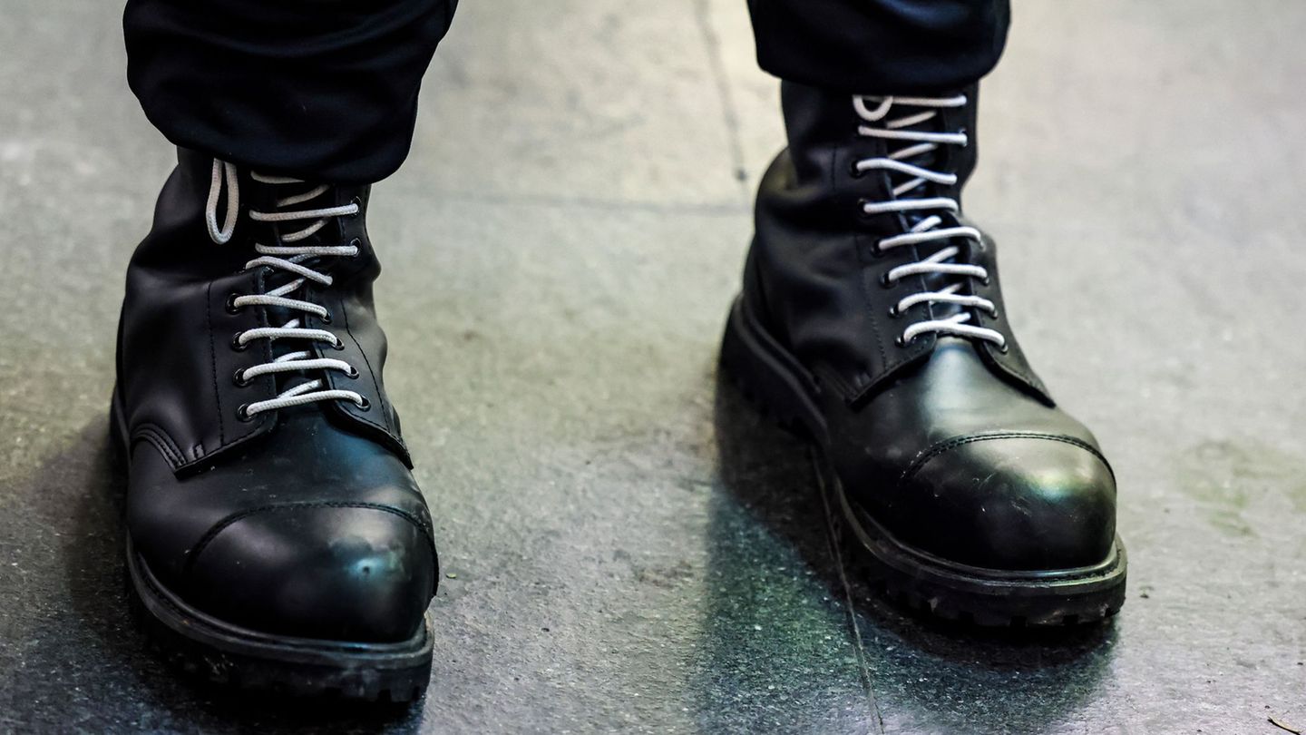 Schwarze Springerstiefel mit weißen Schnürriemen sind ein weit verbreitetes Symbol der rechtsextremen Szene. (Symbolbild) Foto: