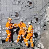 Göschenen, Schweiz. Die ersten Mineure steigen aus der Tunnelbohrmaschine beim Durchstich der 2. Röhre des Gotthard-Strassentunnels. Bei dem Handschlag möchte man fast wetten: Die stoßen nach Feierabend auch noch miteinander an.