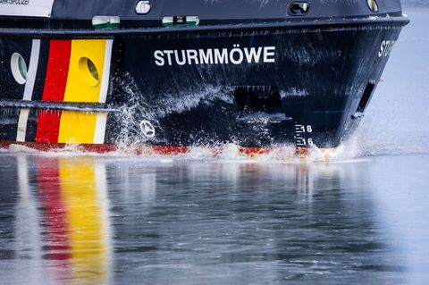 Das Behördenschiff "Sturmmöwe" nahm die Angler auf. (Archivbild) Foto: Jens Büttner/dpa