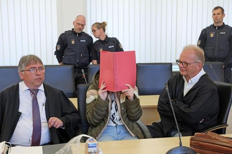 Angeklagt wegen Mordes an dem Jungen Fabian: Gina H. verdeckt im Landgericht Rostock ihr Gesicht mit einer Mappe