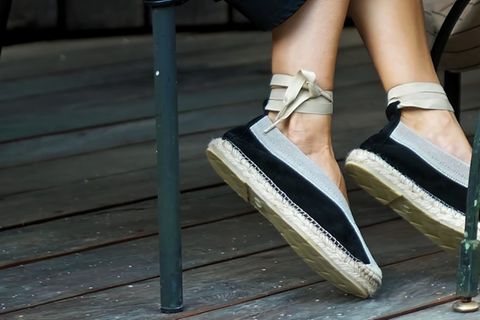 Espadrilles versprühen Sommerflair, passen aber auch in die Frühlingsmode.