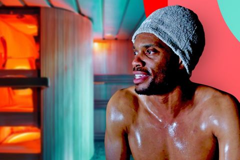 Host Anthony Morgan gut gelaunt in einer finnischen Saune – schwitzend, was sonst.