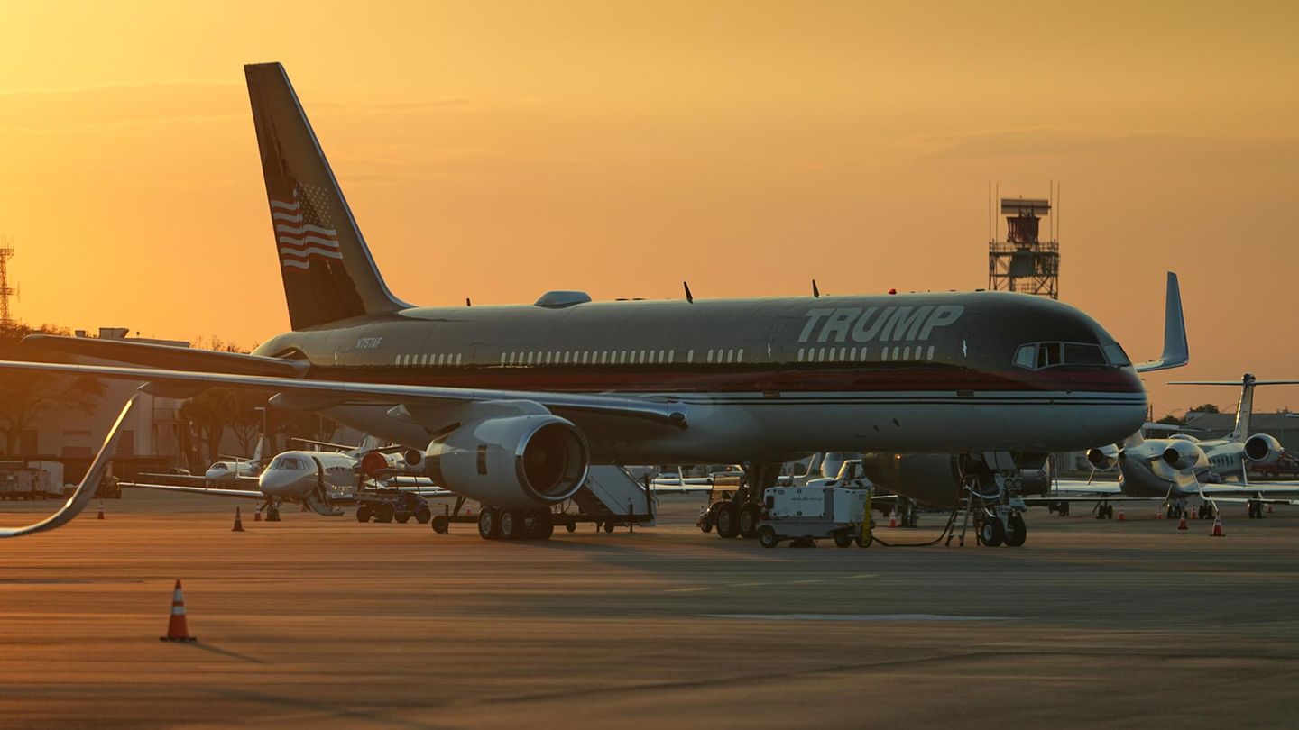 Planen Sie einen Urlaub in Florida? Dann könnte Ihnen auf der Reise der Name des Allgegenwärtigen begegnen. Ab 1. Juni wird aus dem Palm Beach International Flughafen nämlich der „President Donald J. Trump Airport“ – kurz DJT. Ginge es nach dem Präsidenten, würde auch der Washington Dulles International Airport nach ihm benannt. Dann flöge er jede Woche vom Donald J. Trump Airport in Palm Beach zum Donald J. Trump Airport in der Hauptstadt. Auf dem Bild zu sehen ist im Übrigen Trumps Privatmaschine am PBI, die selbstverständlich ebenfalls seinen Namen trägt.
