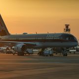 Planen Sie einen Urlaub in Florida? Dann könnte Ihnen auf der Reise der Name des Allgegenwärtigen begegnen. Ab 1. Juni wird aus dem Palm Beach International Flughafen nämlich der „President Donald J. Trump Airport“ – kurz DJT. Ginge es nach dem Präsidenten, würde auch der Washington Dulles International Airport nach ihm benannt. Dann flöge er jede Woche vom Donald J. Trump Airport in Palm Beach zum Donald J. Trump Airport in der Hauptstadt. Auf dem Bild zu sehen ist im Übrigen Trumps Privatmaschine am PBI, die selbstverständlich ebenfalls seinen Namen trägt.
