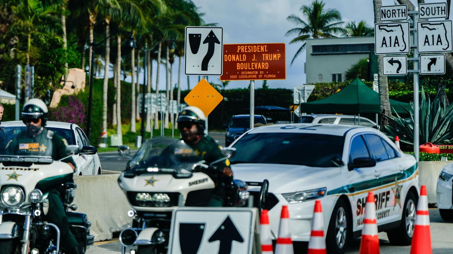 Fährt der US-Präsident auf seinen regelmäßigen Golf-Ausflügen dann vom Flughafen zu seinem Golfclub Mar-a-Lago, fährt er nicht mehr nur über den Southern Boulevard. Denn einen Teil dieser Straße benannte der Stadtrat von Palm Beach im Januar in den „President Donald J. Trump Boulevard“ um.
