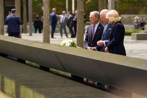 König Charles III. (M) und Königin Camilla gedenken der Opfer von 9/11. Foto: Seth Wenig/AP/dpa