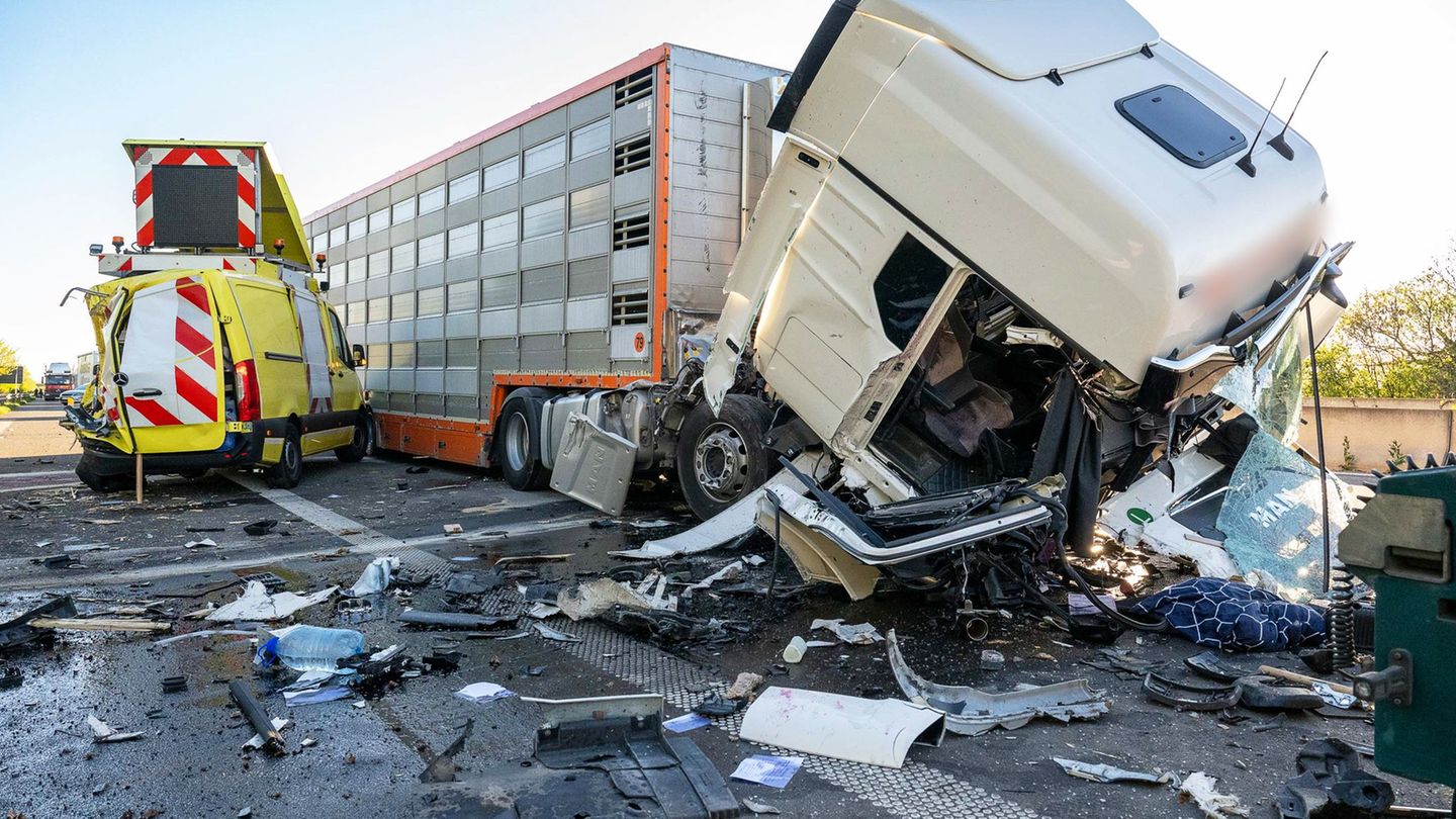 Nach einem Auffahrunfall auf der A9 bei Bad Dürrenberg ist die Fahrtrichtung Berlin gesperrt. Foto: Erik-Holm Langhof/EHL Media/