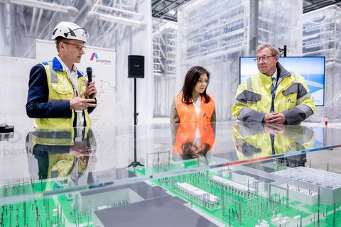 Bundeswirtschaftsministerin Katherina Reiche (CDU) hat die Baustelle für einen Konverter in Emden besucht. Foto: Hauke-Christian