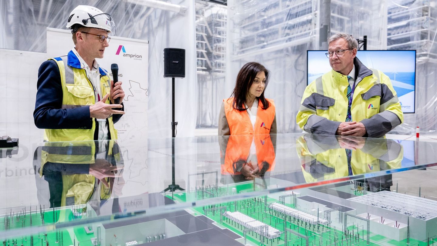 Bundeswirtschaftsministerin Katherina Reiche (CDU) hat die Baustelle für einen Konverter in Emden besucht. Foto: Hauke-Christian