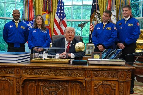 Trump hat den Astronauten der "Artemis 2"-Mission zu ihrem Flug um den Mond herum gratuliert. Foto: Matt Rourke/AP/dpa