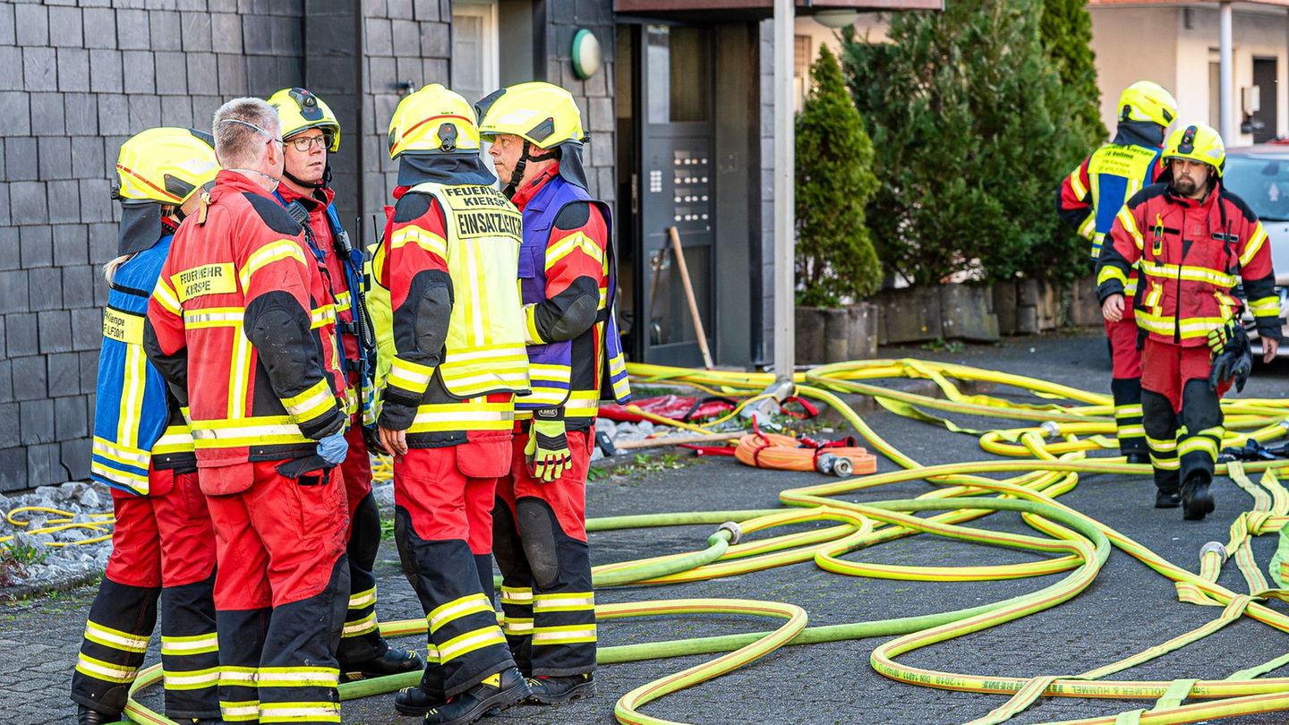 Während eines Brandes in Kierspe konnten sich einige Bewohner selbst retten, andere wurden von der Feuerwehr aus dem Haus gebrac