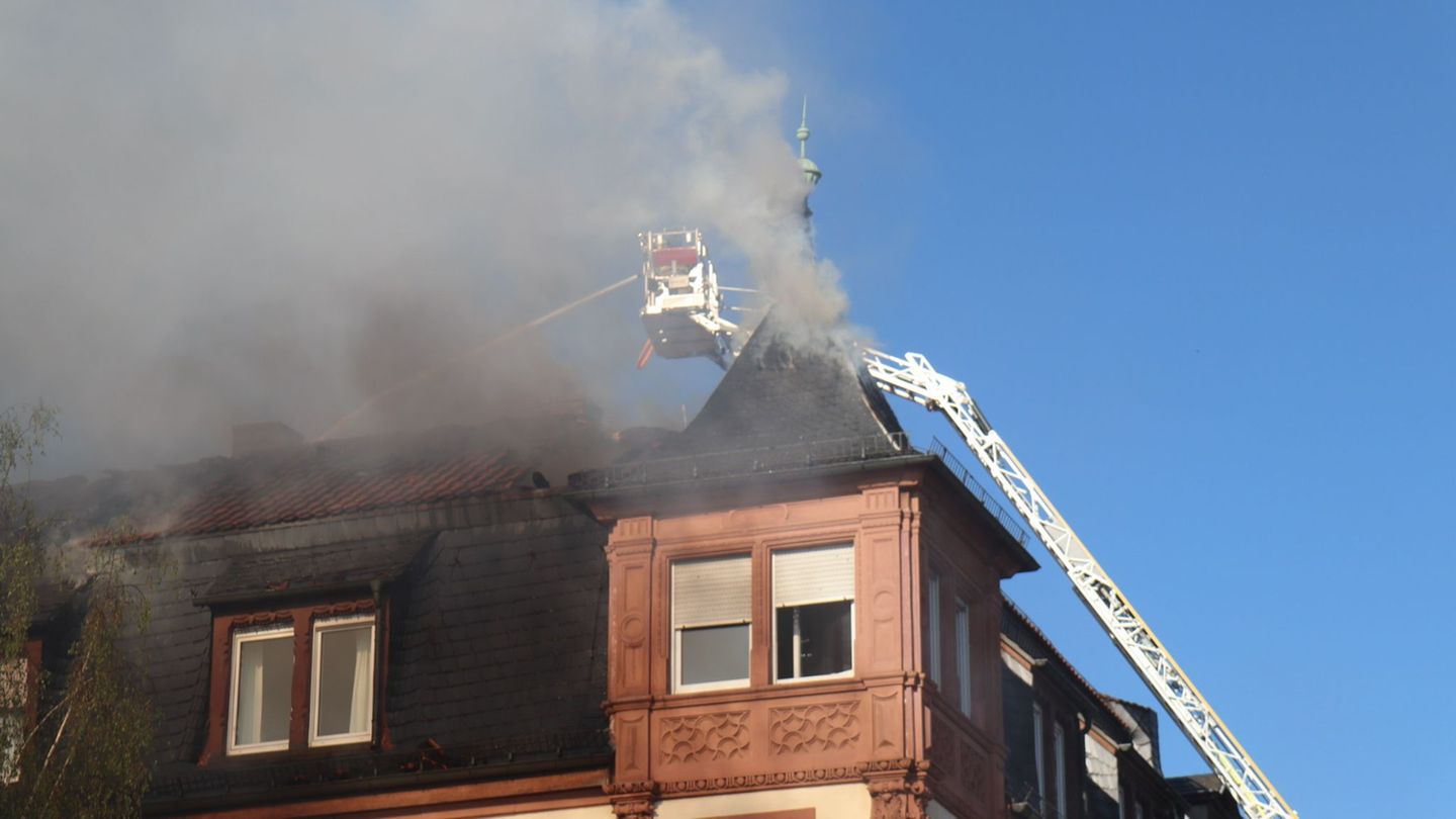 Die Feuerwehr löschte den Brand mit der Hilfe von Drehleitern. Foto: Rene Priebe/dpa
