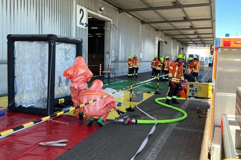 In Schutzausrüstung verhinderte die Feuerwehr das Auslaufen eines Gefahrgutbehälters. Foto: Feuerwehr Braunschweig/dpa