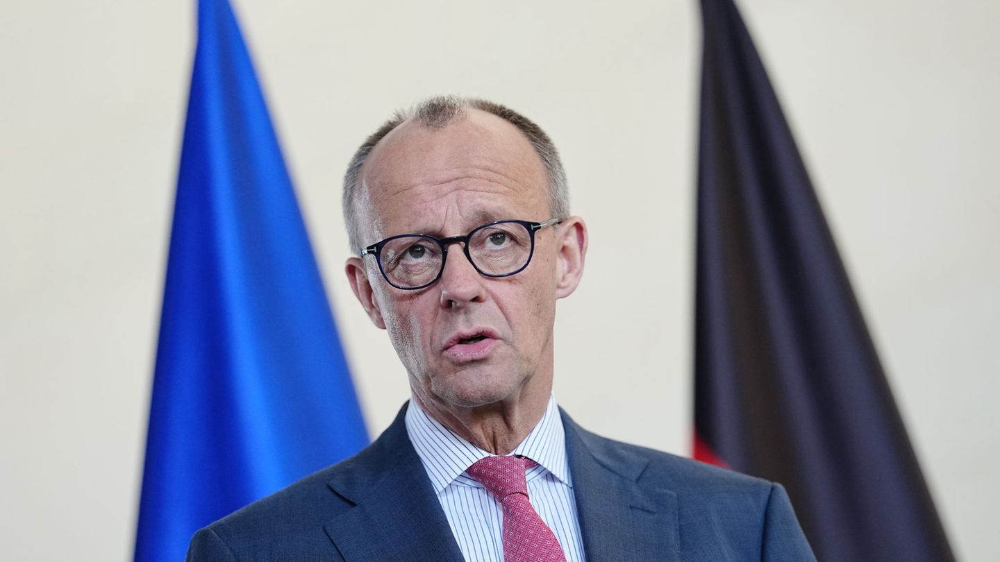 Bundeskanzler Friedrich Merz (CDU) gibt ein Pressestatement. Foto: Kay Nietfeld/dpa