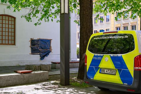 An der Wand der Synagoge in Cottbus: Unter der Folie war ein großes Hakenkreuz angeschmiert. (Archivbild) Foto: Patrick Pleul/dp