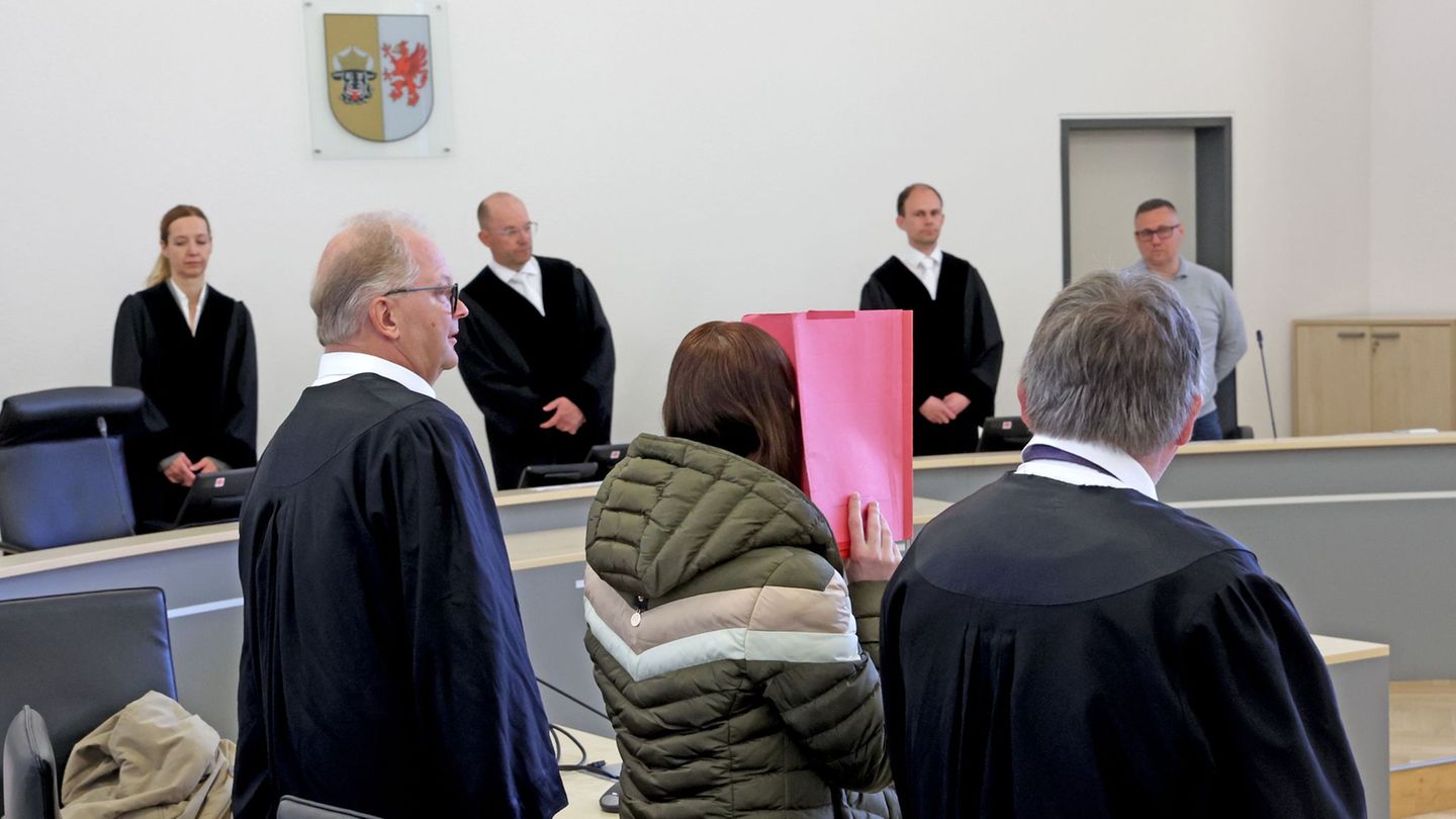 Die Angeklagte schweigt bislang zu den Vorwürfen gegen sie. Foto: Bernd Wüstneck/dpa