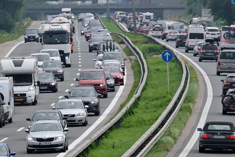 Auf Bayern Autobahnen könnte es am Wochenende voll werden - besonders in Richtung Süden. (Archivbild) Foto: Uwe Lein/dpa