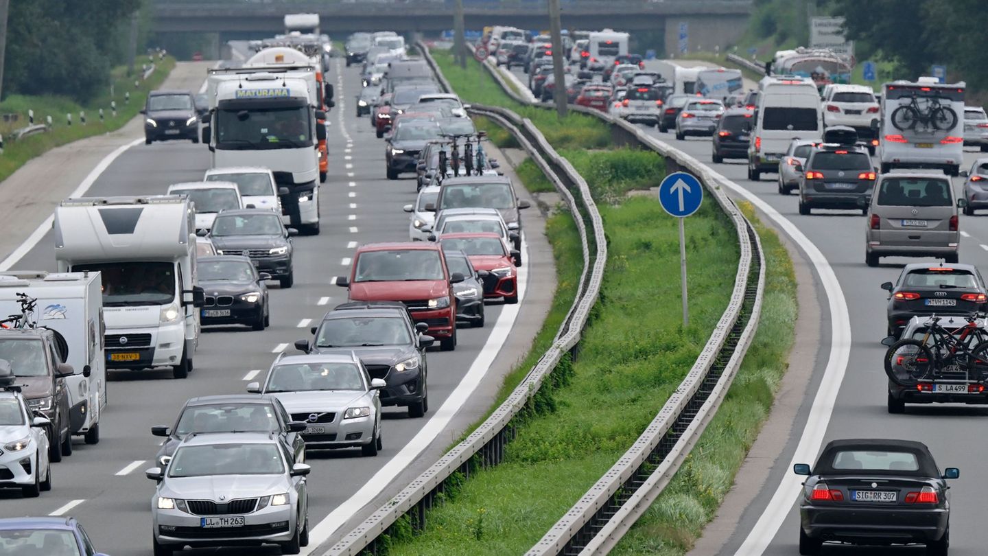 Auf Bayern Autobahnen könnte es am Wochenende voll werden - besonders in Richtung Süden. (Archivbild) Foto: Uwe Lein/dpa