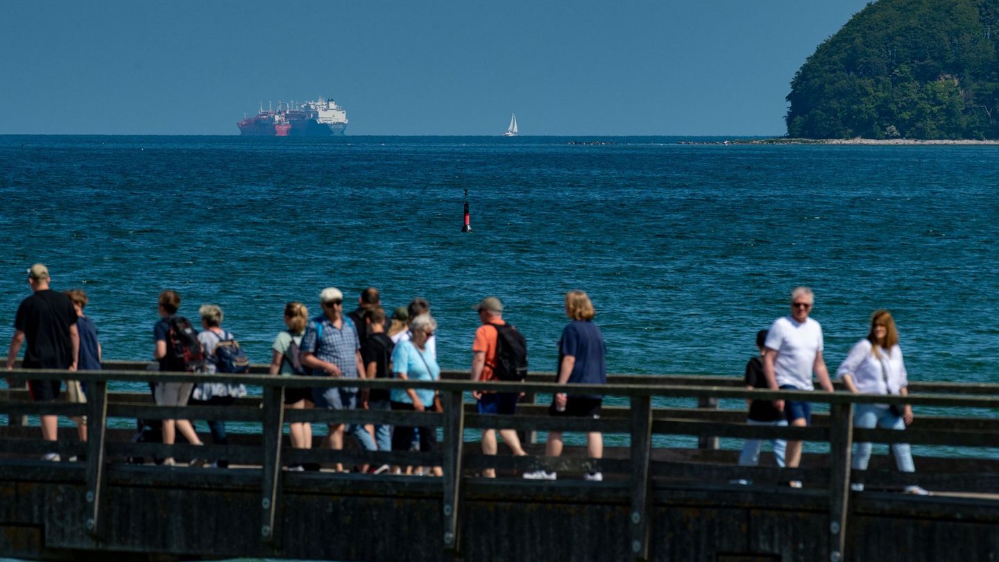 Urlauber auf der Seebrücke von Binz auf Rügen. (Archivbild) Foto: Stefan Sauer/dpa