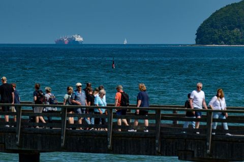 Urlauber auf der Seebrücke von Binz auf Rügen. (Archivbild) Foto: Stefan Sauer/dpa