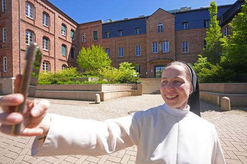 Schwester Clarita ist mit 28 Jahren die Jüngste im Kloster. Foto: Thomas Frey/dpa
