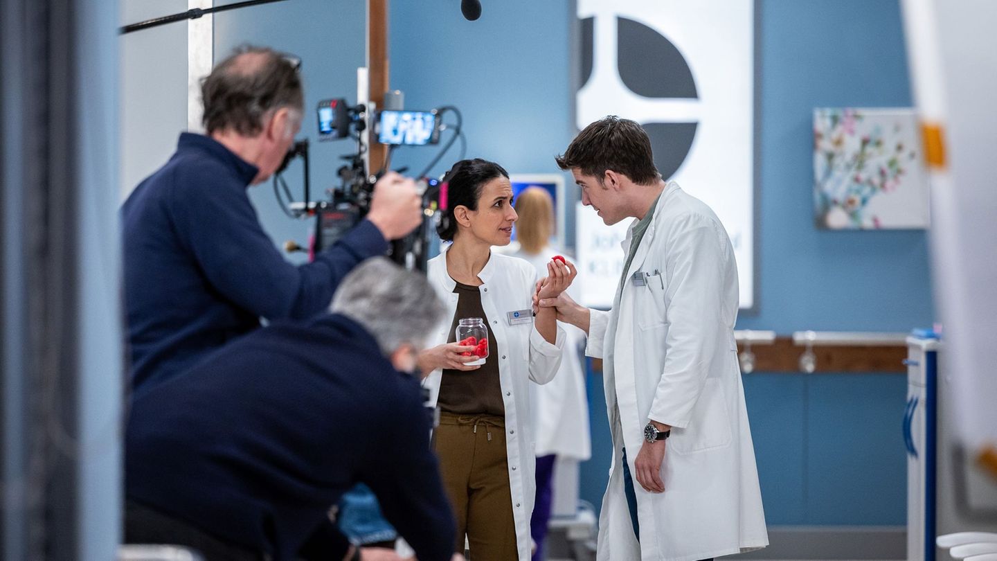 Die jungen Ärzte müssen Job und Familie vereinbaren. Foto: Michael Kremer/ARD/dpa