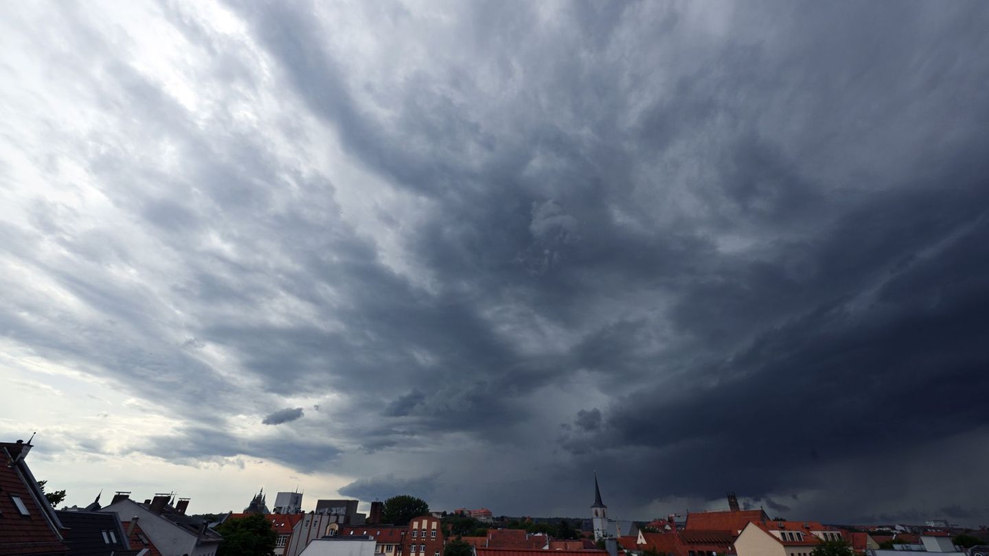 Sturm und Hagel waren 2025 die häufigsten Naturgefahren, die Versicherungsfälle verursachten.(Symbolbild) Foto: Martin Schutt/dp