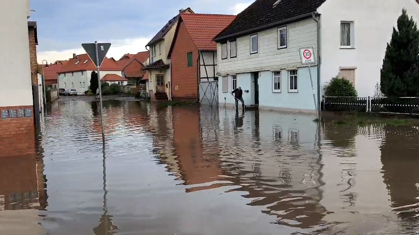Wasser steht nach einem Unwetter in einer Straße in Anderbeck, in der Gemeinde Huy im Landkreis Harz. (Archivbild) Foto: -/Nord-